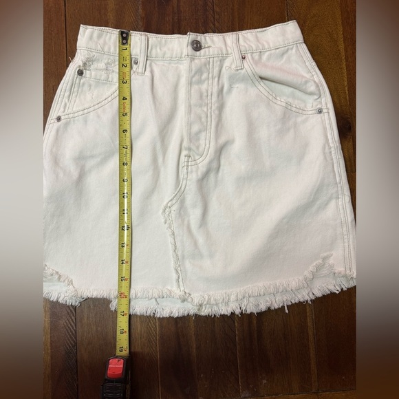 Free People We The Free Frayed Hem Distressed Denim Skirt Cream Size 26 - Picture 8 of 9